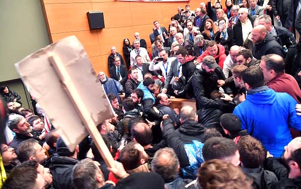 “Συνδικάτα εργαζομένων κι όχι κομματαρχών-Σχέδιο τους να οδηγήσουν τη ΓΣΕΕ σε “δοτή” διοίκηση”: ΑΝΑΚΟΙΝΩΣΗ ΟΜΟΣΠΟΝΔΙΩΝ ΚΑΙ ΕΡΓΑΤΙΚΩΝ ΚΕΝΤΡΩΝ – ΜΕΛΩΝ ΓΣΕΕ