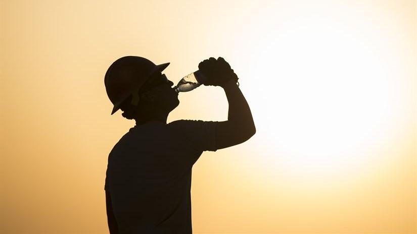 Δίχως νομικό πλαίσιο, εργασία στους 45 βαθμούς κελσίου…